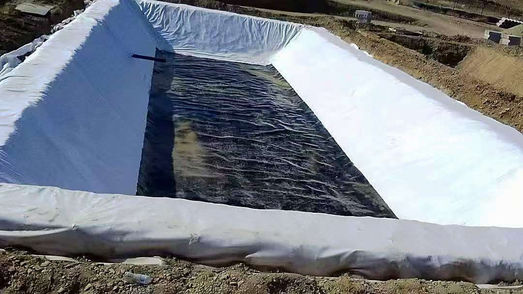 鱼塘土工膜怎么用？水产养殖池塘防渗铺膜的选材、施工与养水要点